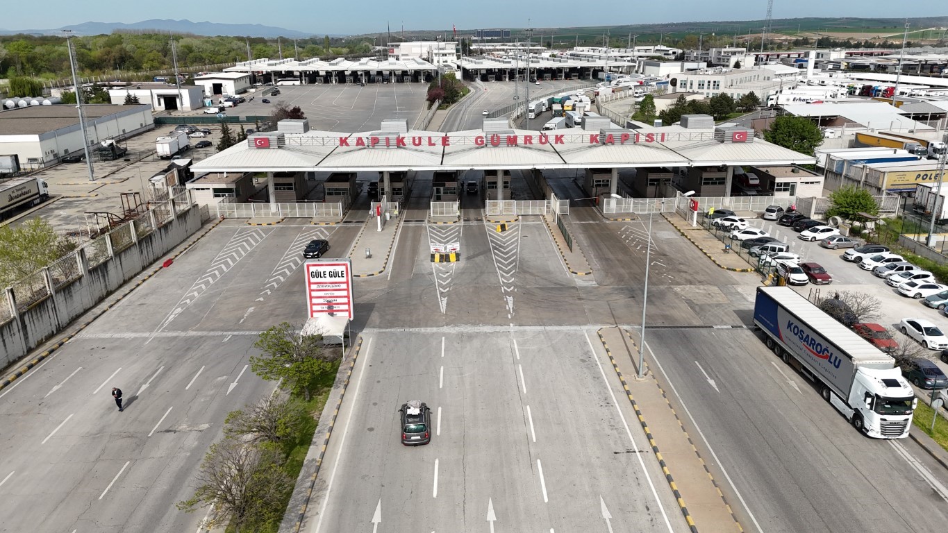 Edirne’de yüz milyonlarca lira değerinde onlarca lüks araca el koyuldu