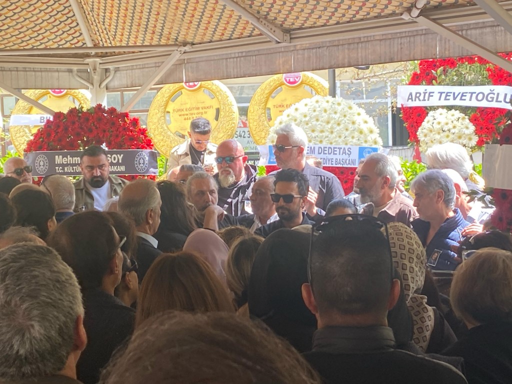 Tarkan’ın annesi son yolculuğuna uğurlanıyor