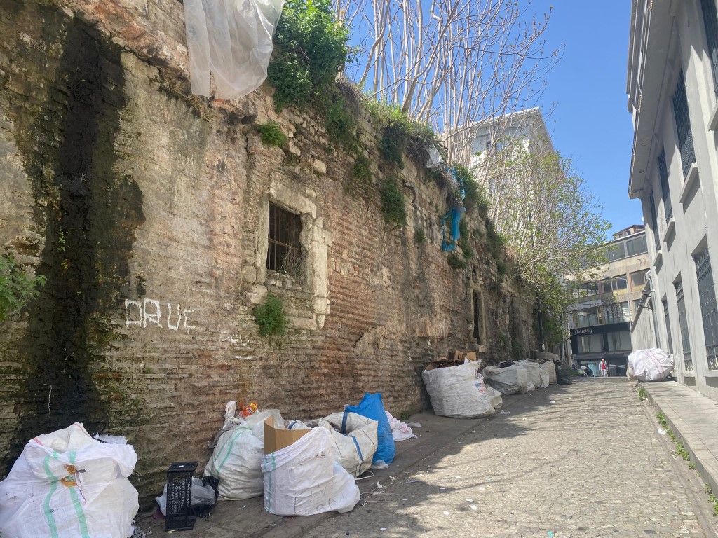 Fatih’te Acımusluk Sokağı Sarnıcı hurda ve kağıt deposu olarak kullanılıyor