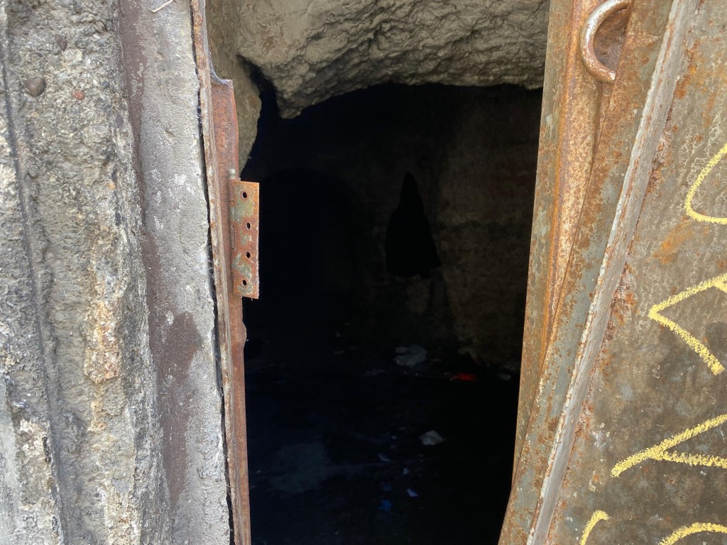 Fatih’te Acımusluk Sokağı Sarnıcı hurda ve kağıt deposu olarak kullanılıyor