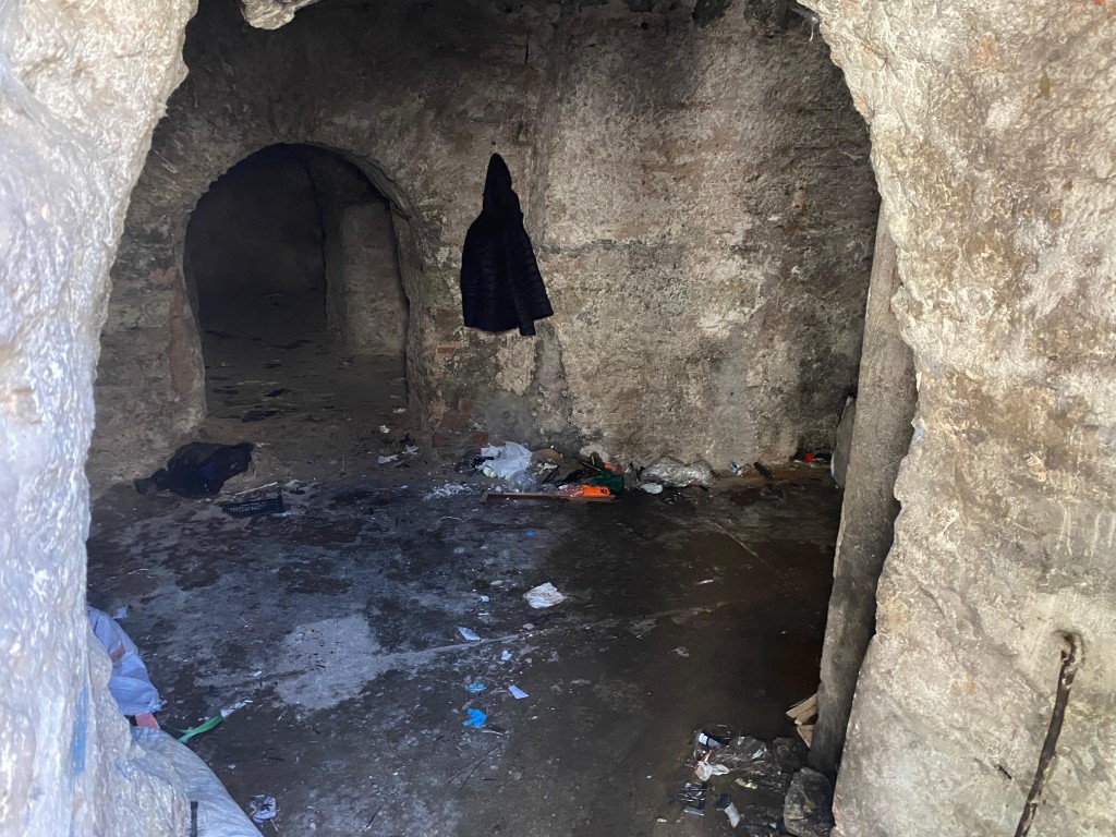 Fatih’te Acımusluk Sokağı Sarnıcı hurda ve kağıt deposu olarak kullanılıyor