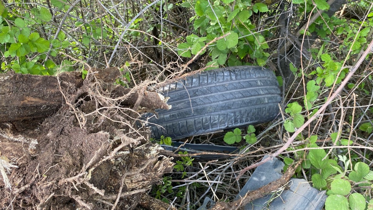 Kontrolden çıkan otomobil 120 metre sürüklendi, şarampole uçtu: 2 yaralı