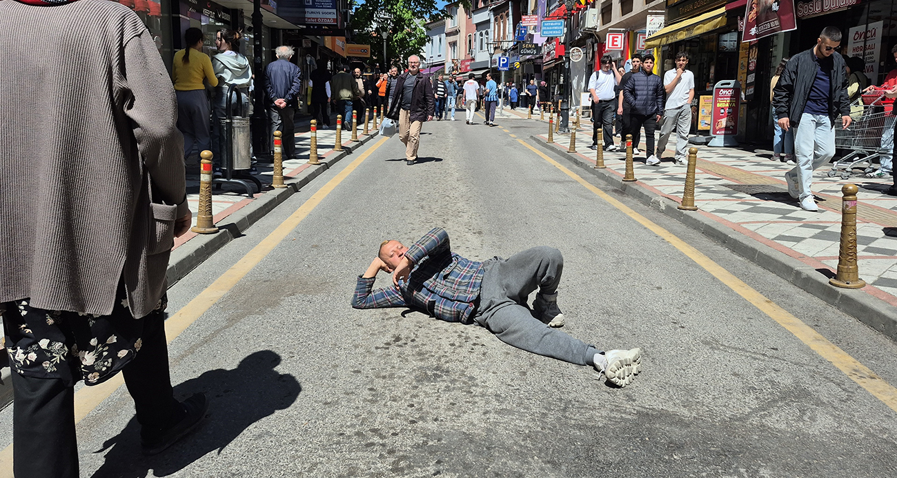 Araç trafiğine kapanan caddede ilginç görüntüler