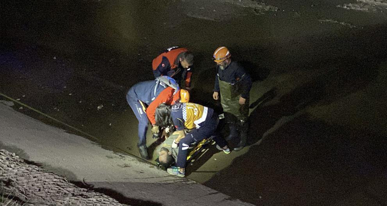 Suyu olmayan Porsuk Çayı’na balıklama atlayan ve balçığa saplanan adam yaralandı