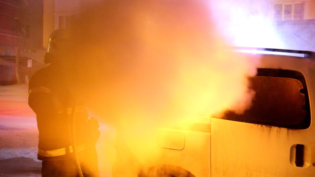 Yanan araçtaki alev böyle püskürdü: İtfaiye eri ile kameraman hafif yaralandı