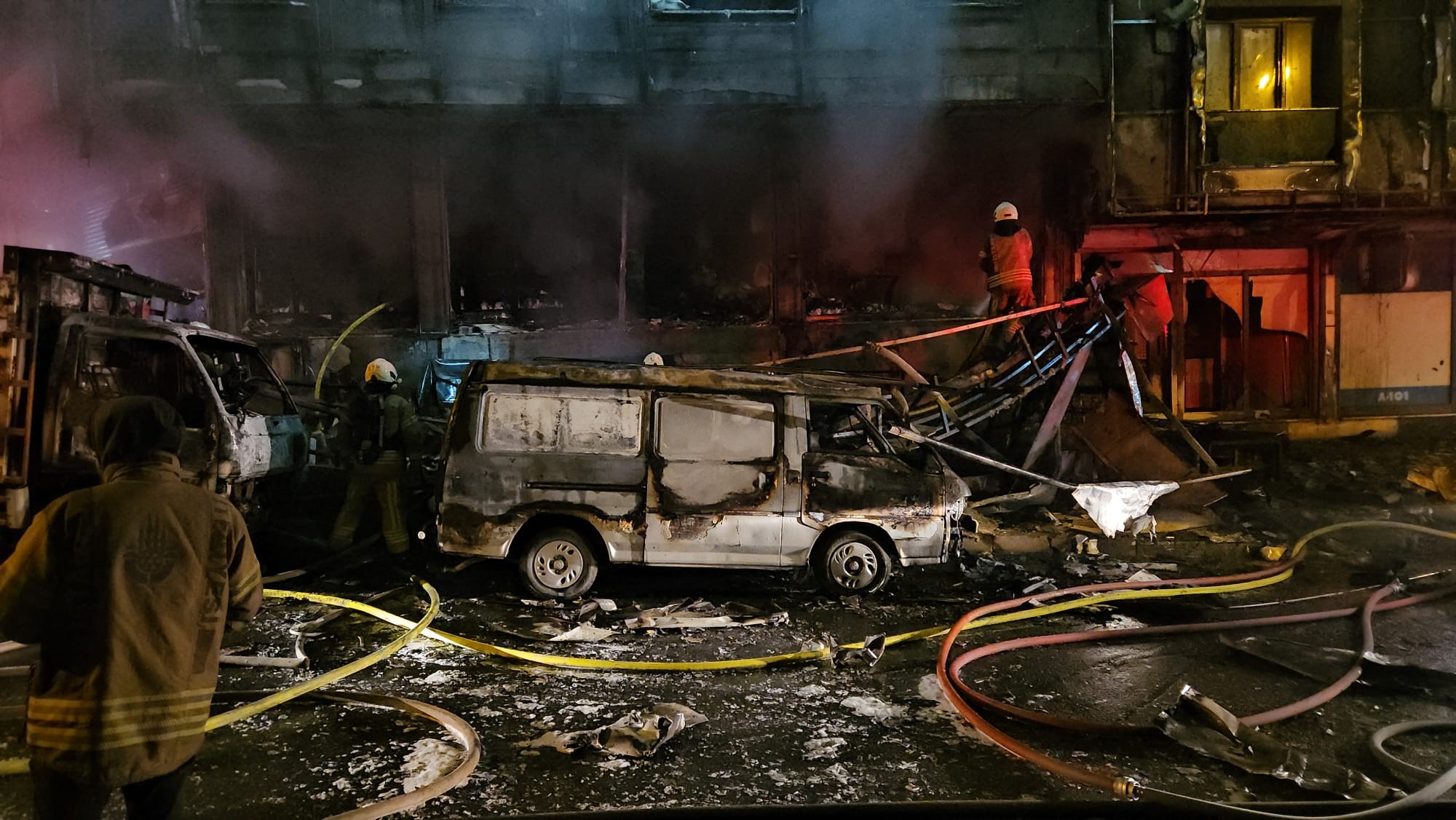 İş merkezinde başlayan yangın, yanındaki binalara ve araçlara sıçradı