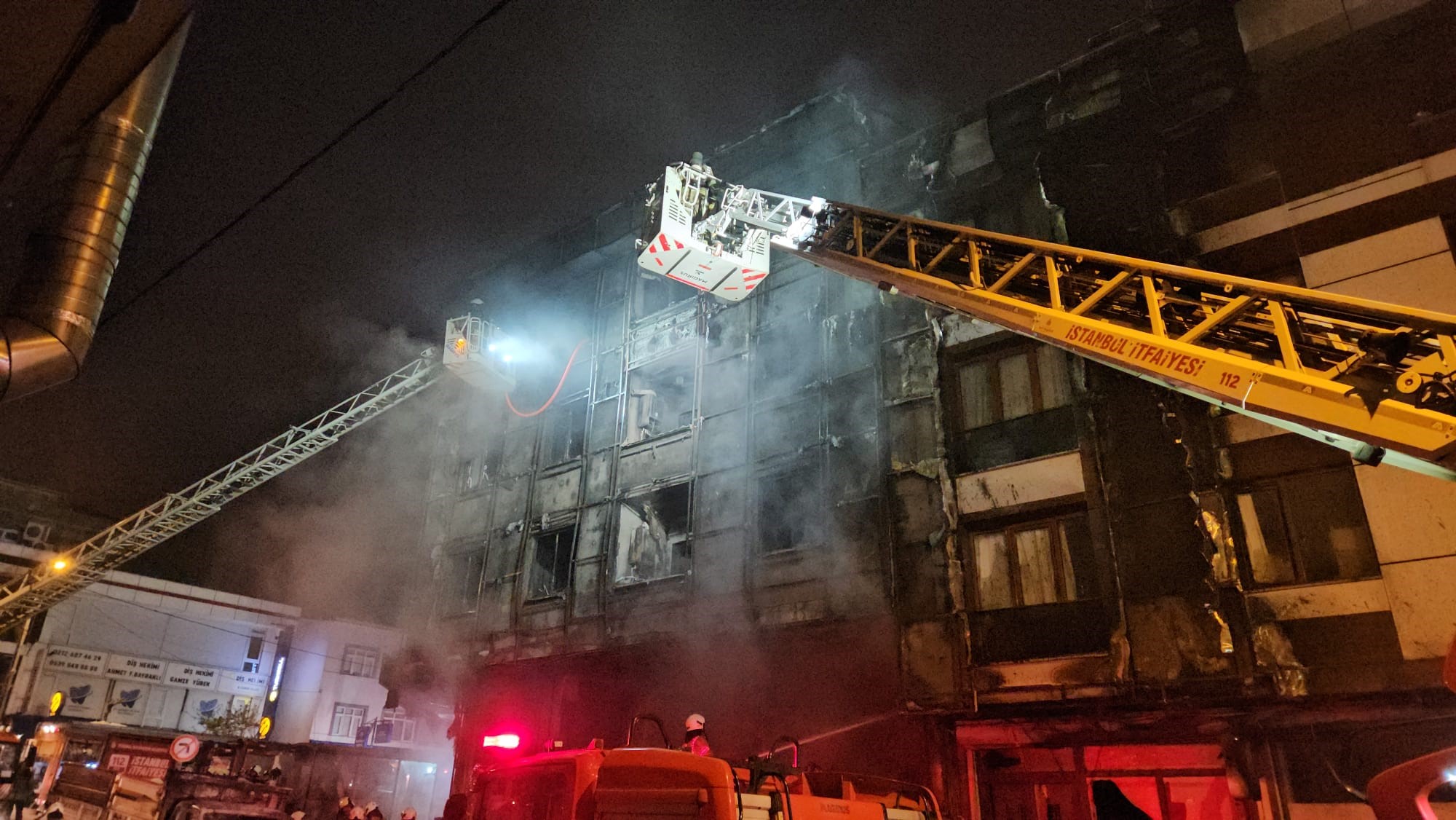 İş merkezinde başlayan yangın, yanındaki binalara ve araçlara sıçradı