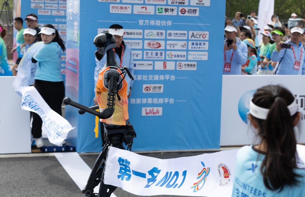 Çinli robotlar ilk kez yarı maratonda insanlarla koştu