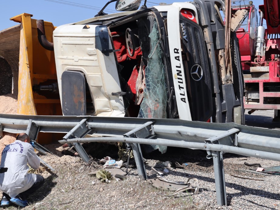 Adıyaman’da virajı alamayan tır devrildi: 1 ölü