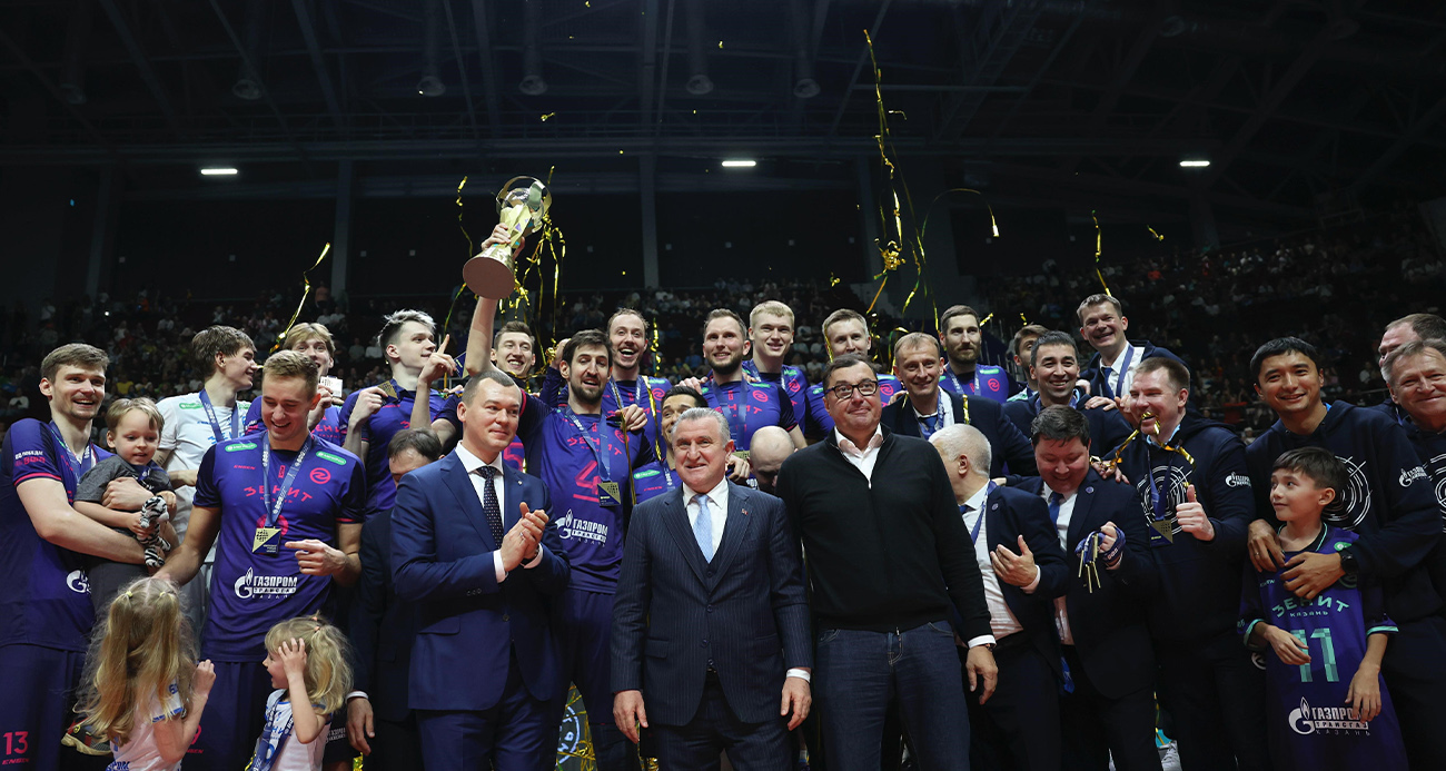 Bakan Bak, Rusya’da voleybol finalini izledi, şampiyon takıma kupasını verdi