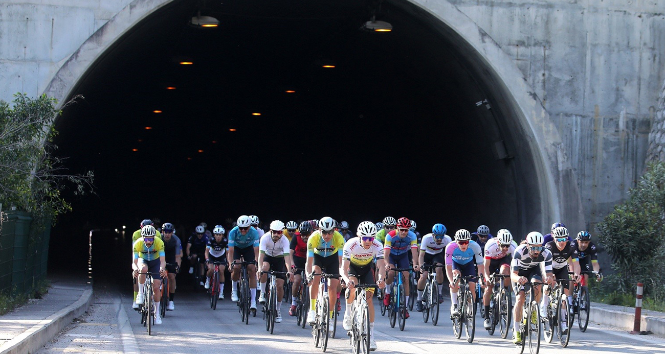 Kemer’de pedallar dostluk için döndü
