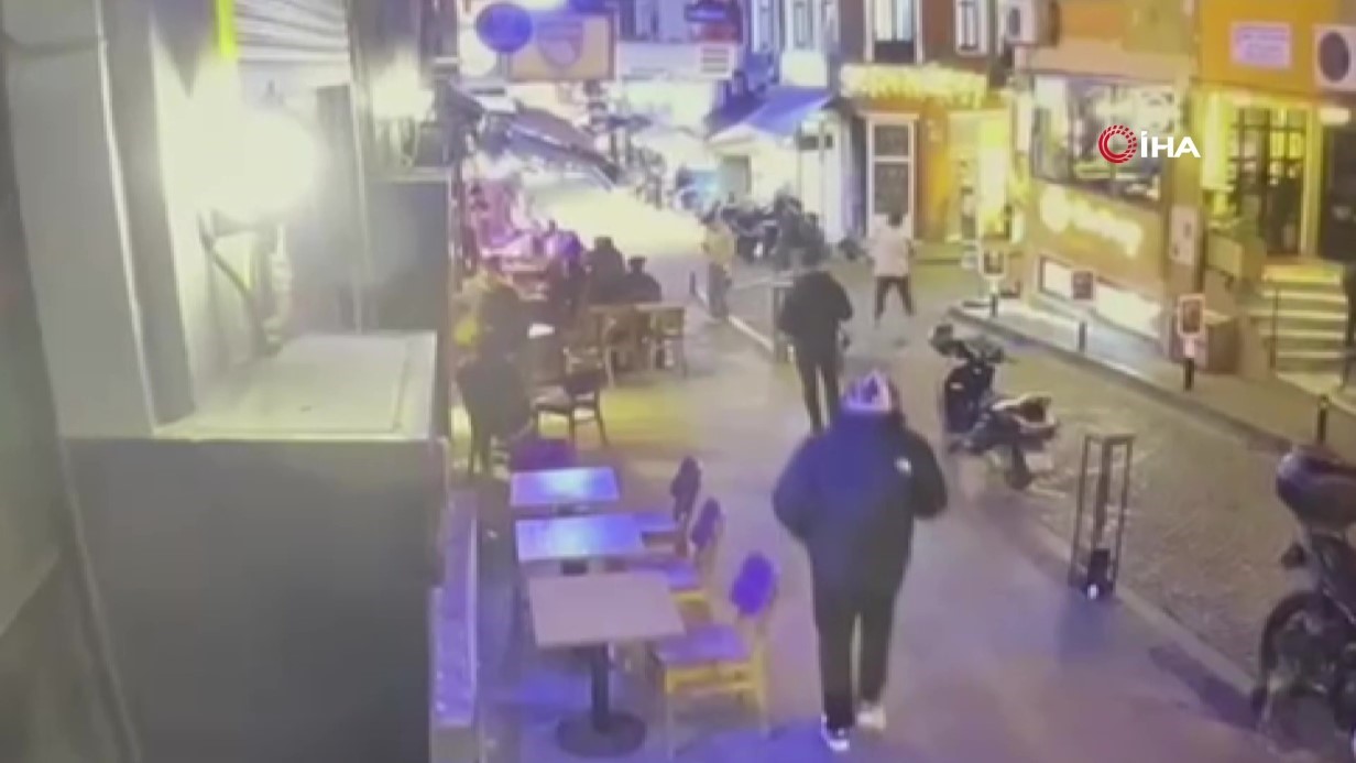 Beşiktaş’ta eşiyle kafeteryada oturan adama şok saldırı: Ensesinden silahla vurularak öldürüldü