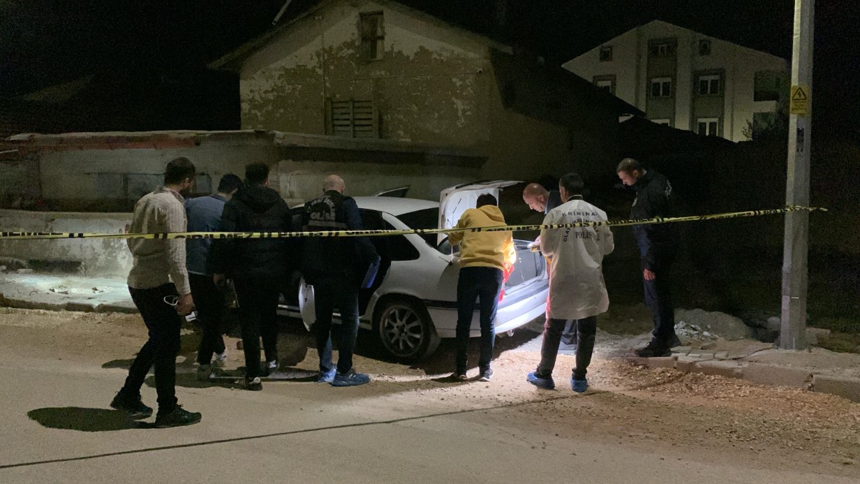 Bıçaklandıktan sonra aracıyla hastaneye giderken kaza yaptı: 1 ölü