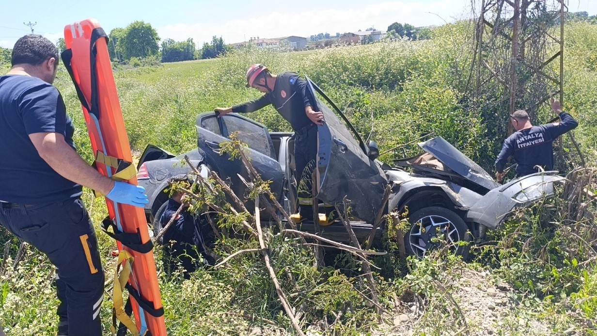 Bariyerlere çarpıp kanala devrildi, ters dönen araçtan sağ kurtuldular