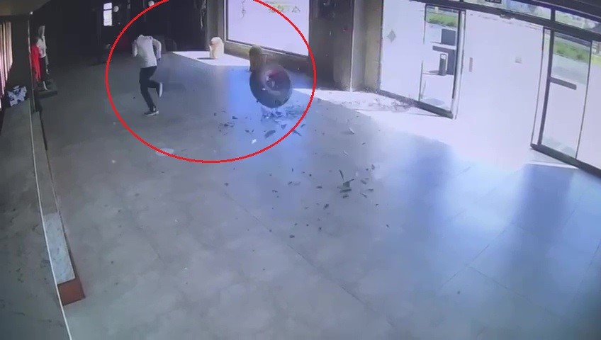 Araçtan koparak üzerine doğru gelen tekeri son anda fark etti, ölümden döndü