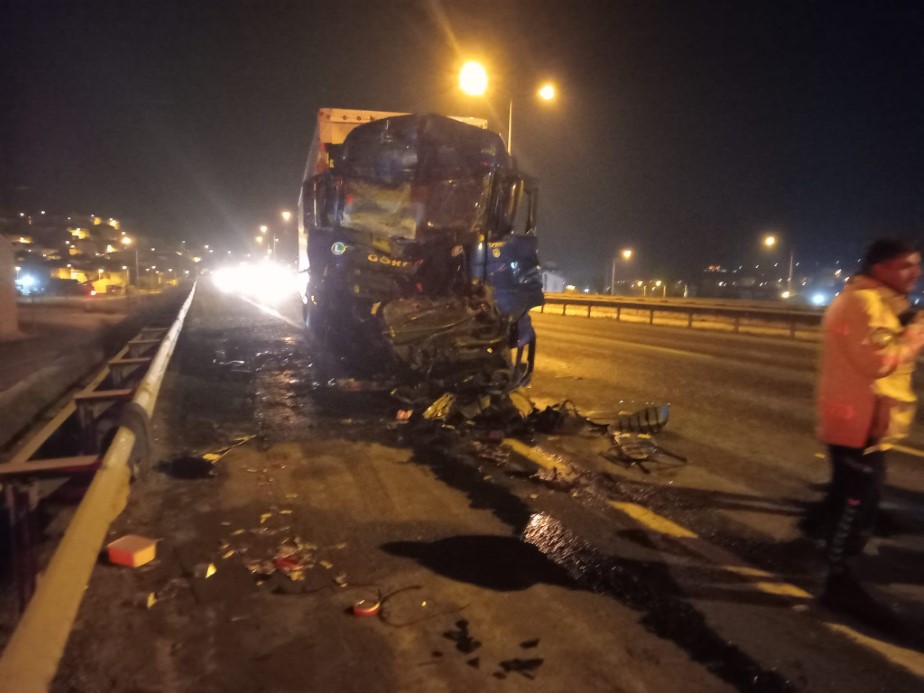 Bilecik’te öğrenci taşıyan otobüse arkadan tır çarptı: 18 kişi yaralandı