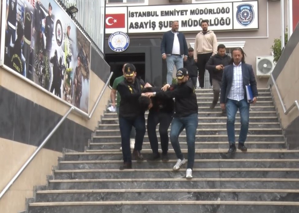 Beşiktaş’ta eşiyle kafeteryada oturan adama şok saldırı: Ensesinden silahla vurularak öldürüldü