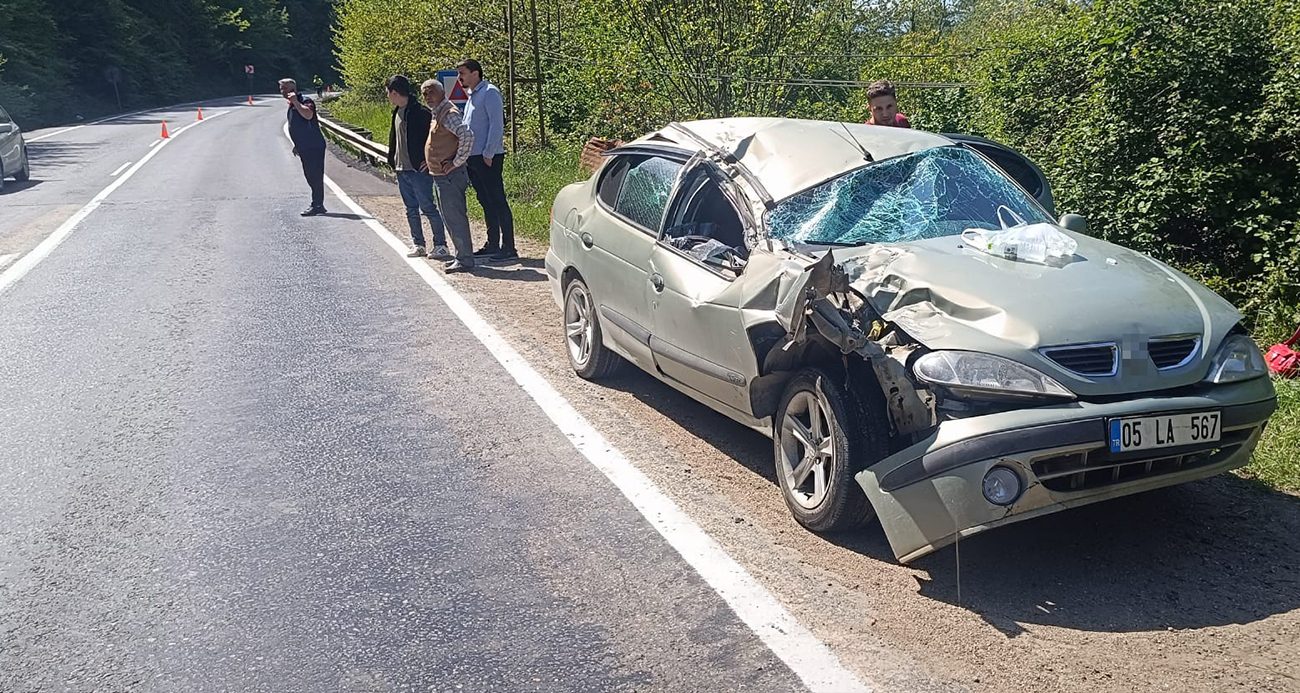 Seyir halindeki otomobilin üzerine kaya parçası düştü: 2’si çocuk 5 yaralı