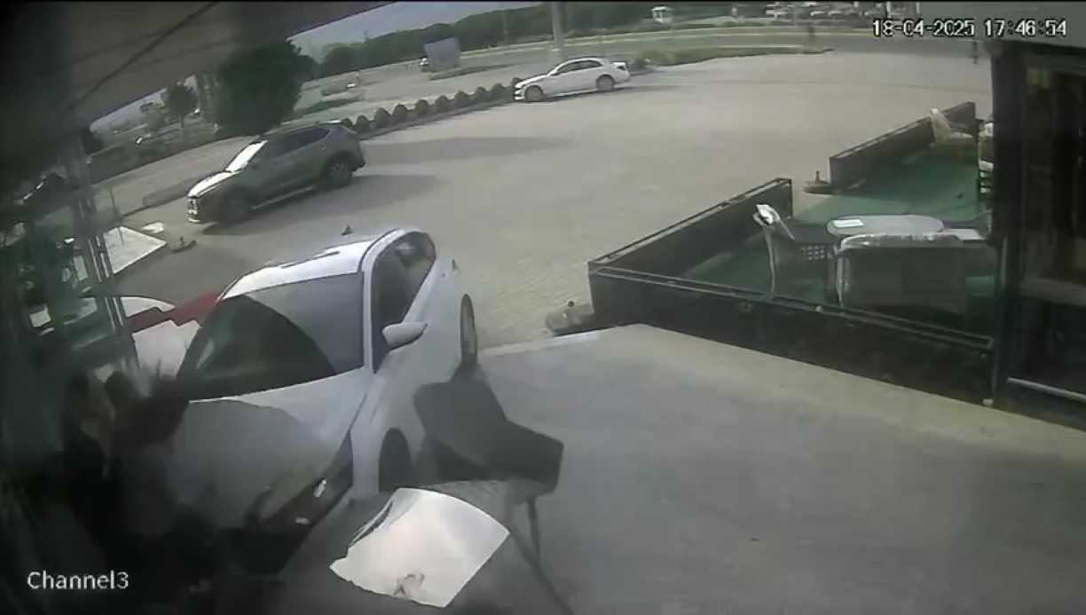 Önce motosiklet ile çarpıştı sonra mağazaya daldı