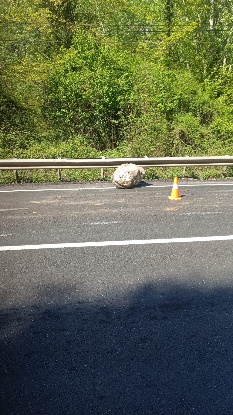 Seyir halindeki otomobilin üzerine kaya parçası düştü: 2’si çocuk 5 yaralı