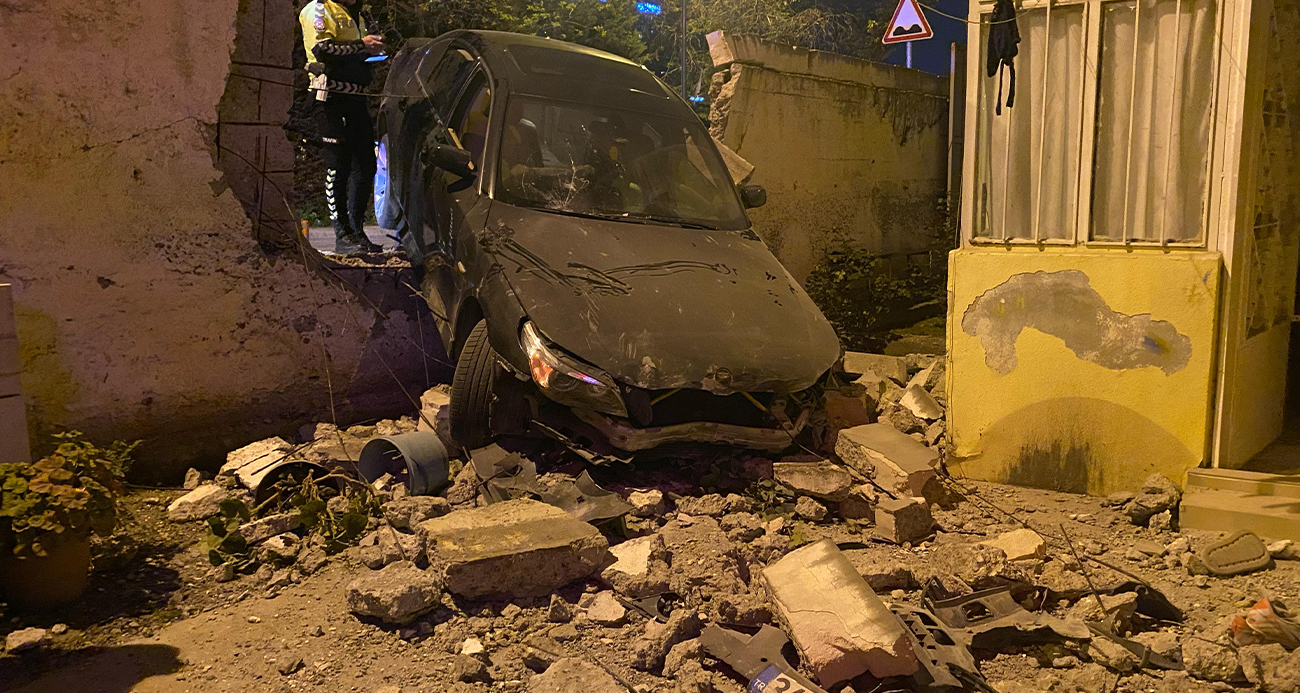 Üsküdar’da otomobil evin bahçesine uçtu, sürücü kaçtı