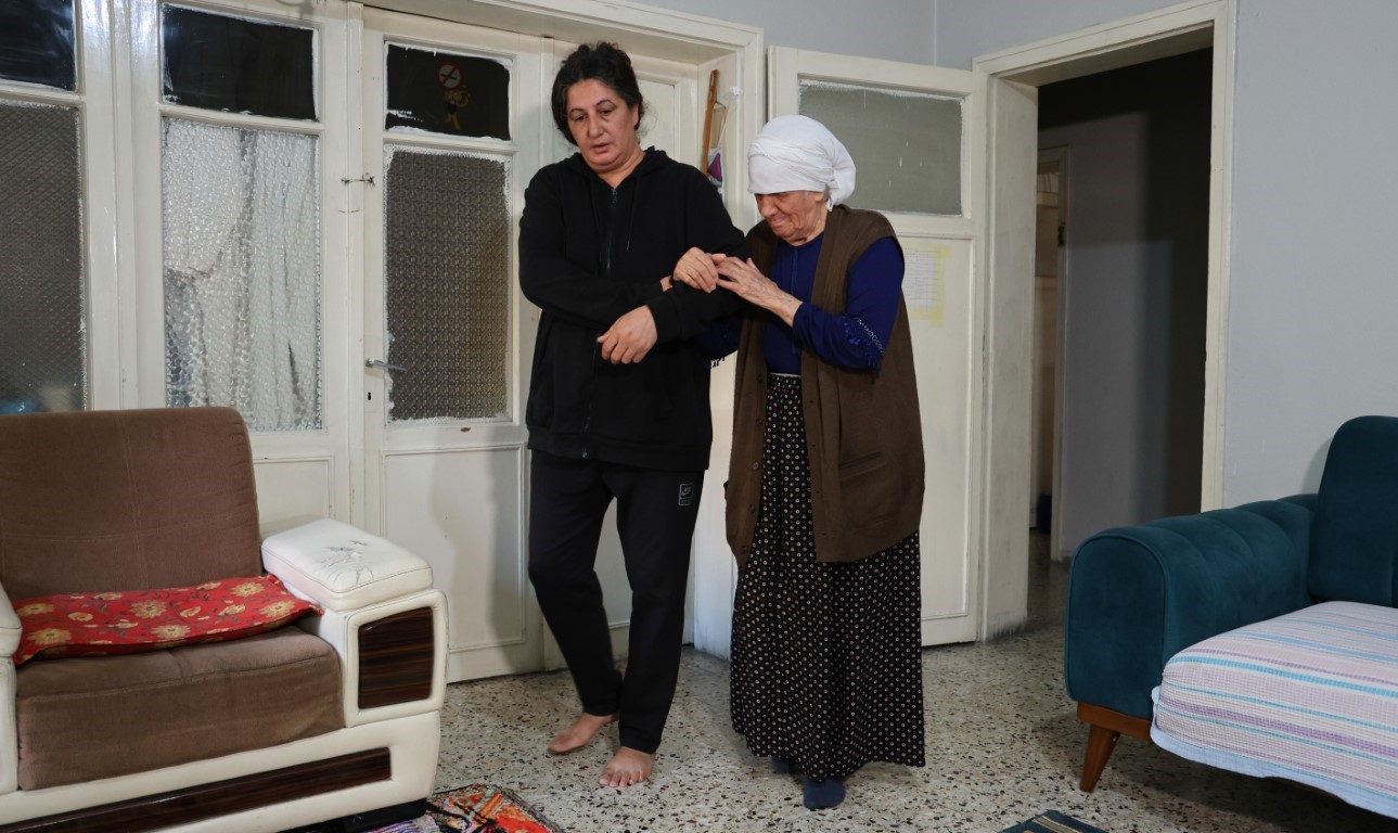 Evden çıkartılacak görme engelli Emine teyzenin gözyaşları