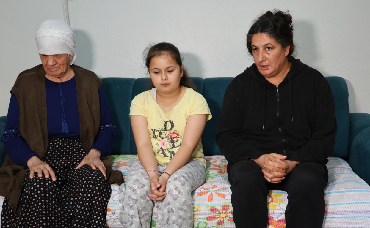 Evden çıkartılacak görme engelli Emine teyzenin gözyaşları