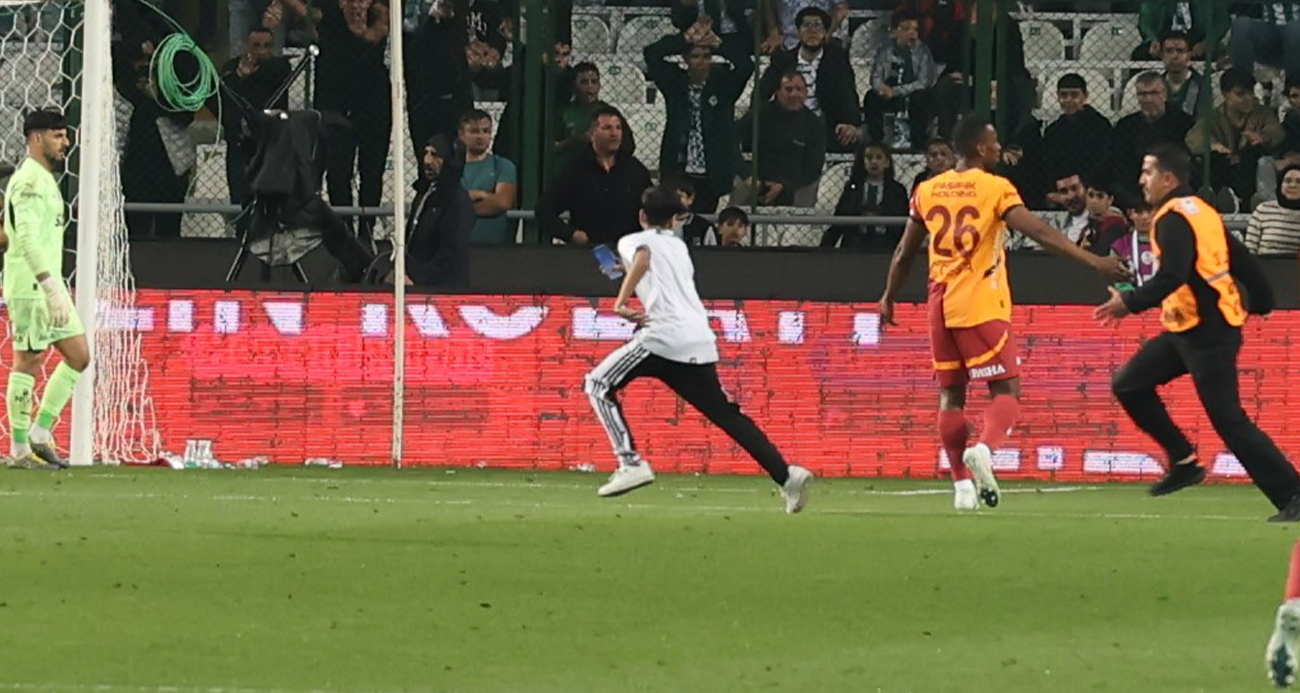 Konyaspor - Galatasaray maçında sahaya taraftar girdi
