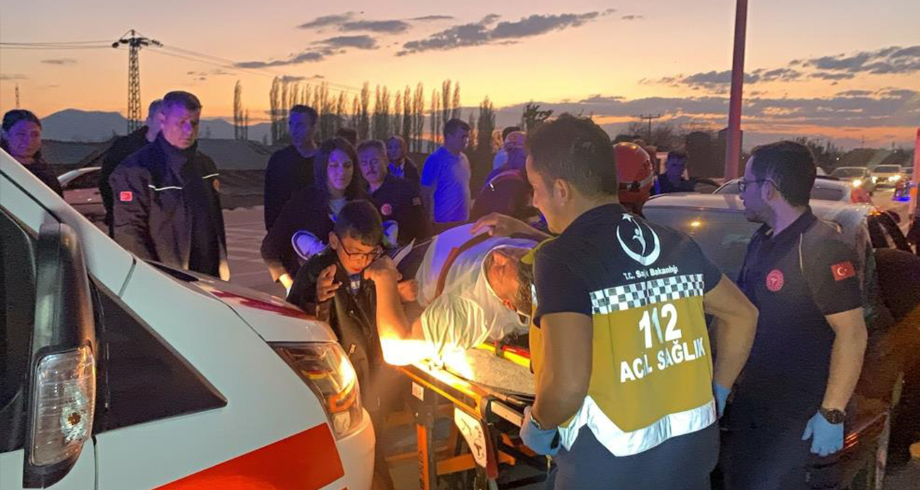 Kazada yaralanan baba, ağlayan oğlunun elini tutarak sakinleştirdi