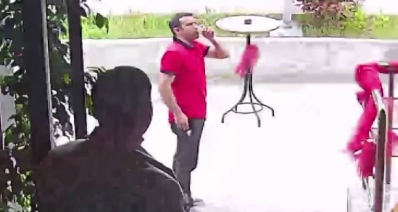 Depremde kaçarken elindeki bardağı bırakmadı, dışarı çıktığında çayını yudumladı