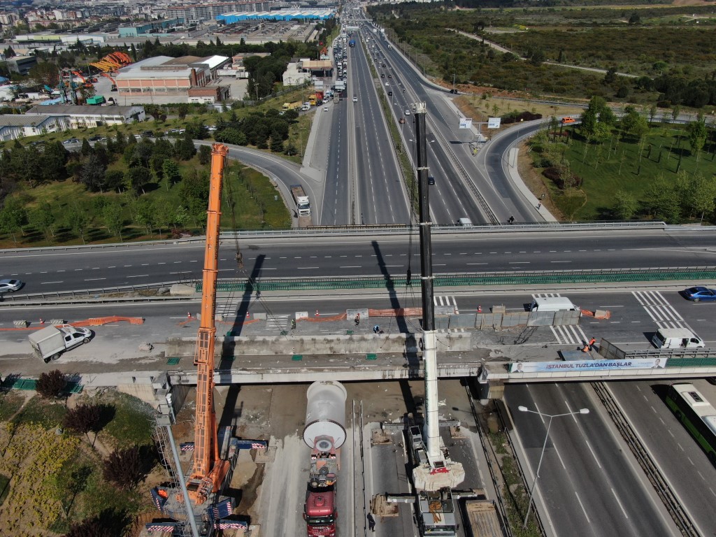 Tuzla’da 3 gündür köprü altında sıkışan tırı kurtarma operasyonu