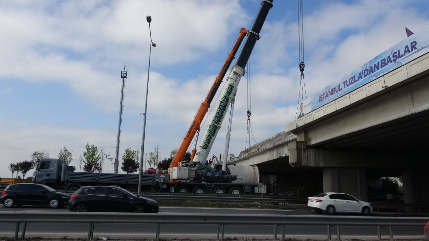 Tuzla’da 3 gündür köprü altında sıkışan tırı kurtarma operasyonu