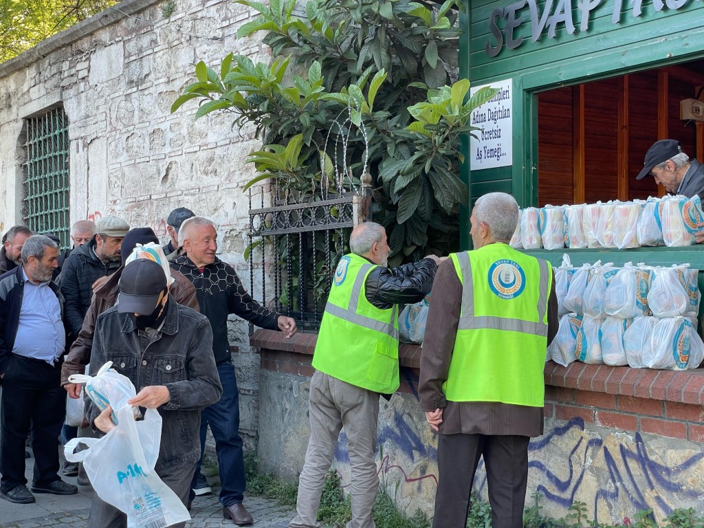 İstanbul Tophane’de her gün 250 kişiye sıcak yemek ikramı