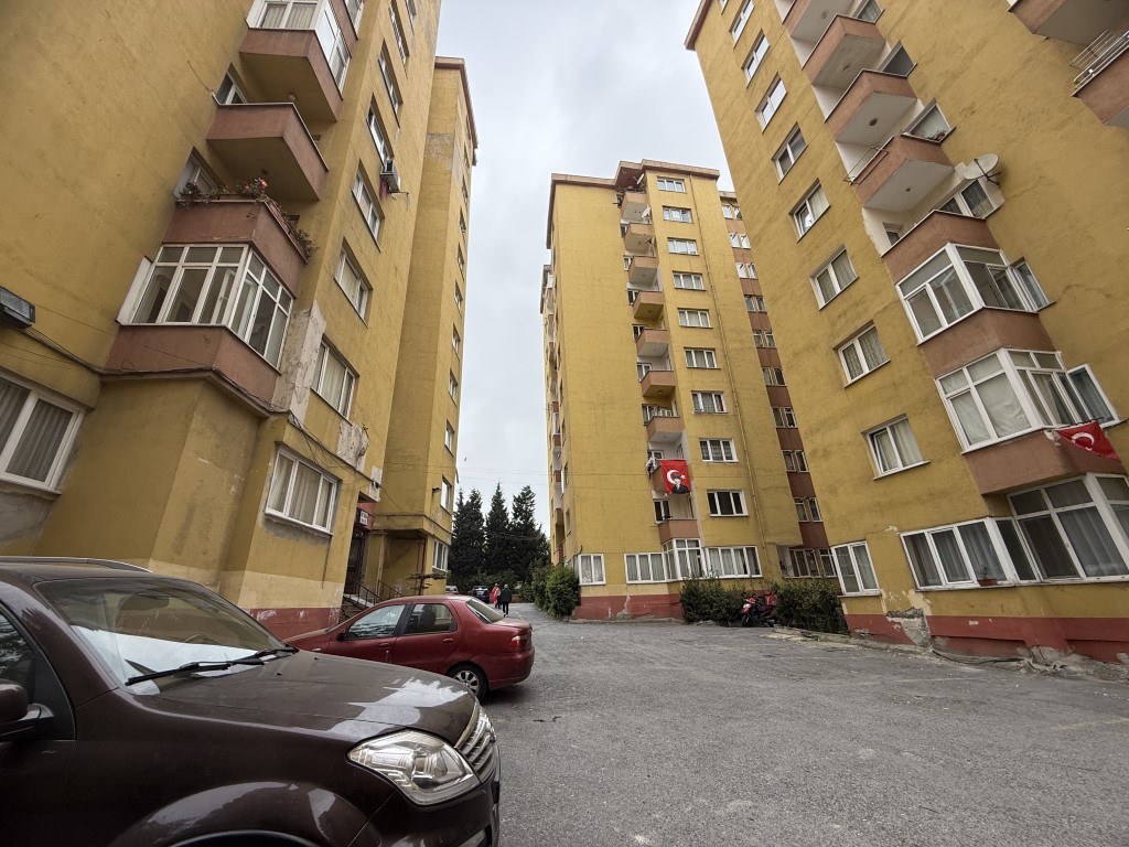 Küçükçekmece’de bulunan bir sitenin 6.2’lik deprem sonrası görüntüsü korkuttu