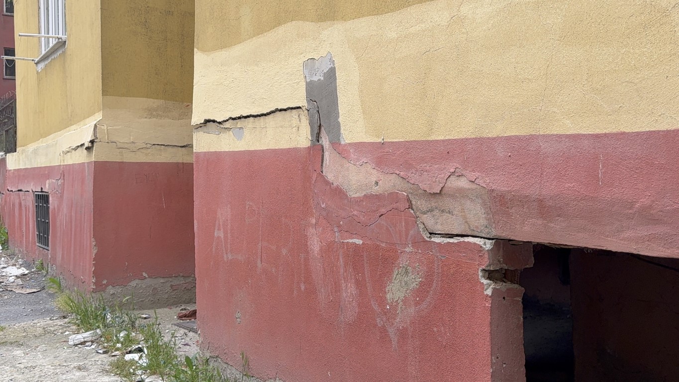 Küçükçekmece’de bulunan bir sitenin 6.2’lik deprem sonrası görüntüsü korkuttu