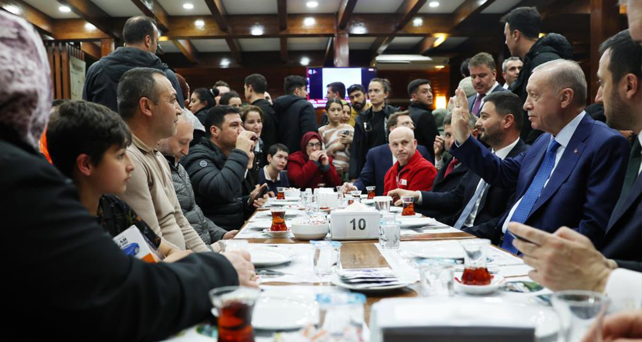 Cumhurbaşkanı Erdoğan’dan geceyi dışarda geçiren vatandaşları ziyaret