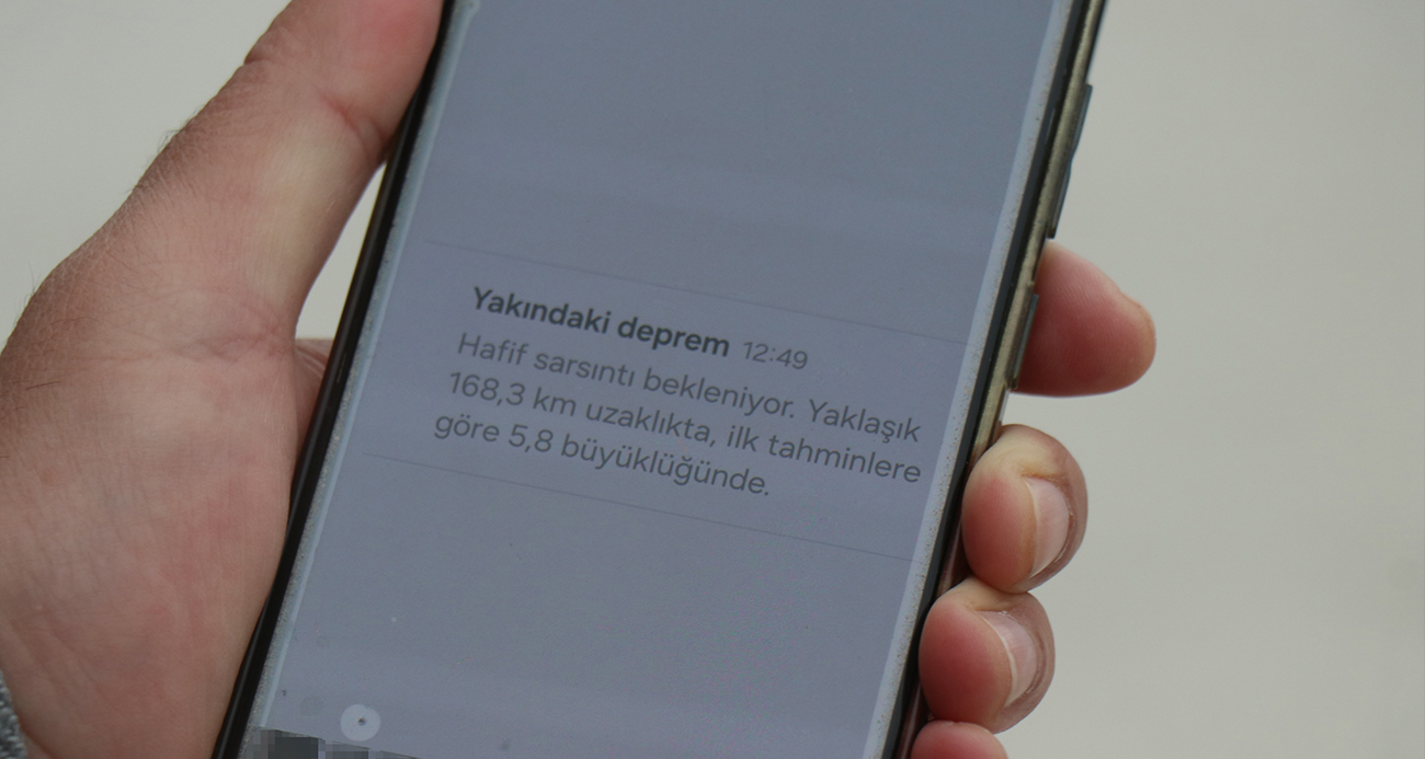 Deprem öncesinde telefonuna gelen uyarı ile dışarı çıkıp o anları kayıt altına aldı