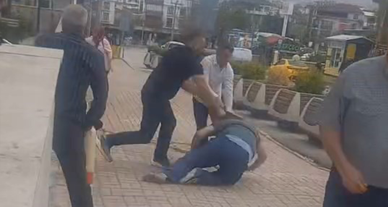Elazığ’da adliye önünde gruplar birbirine girdi