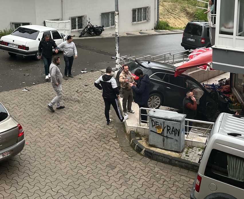 Ordu’da faciadan dönüldü: Kazaya karışan otomobil markete daldı