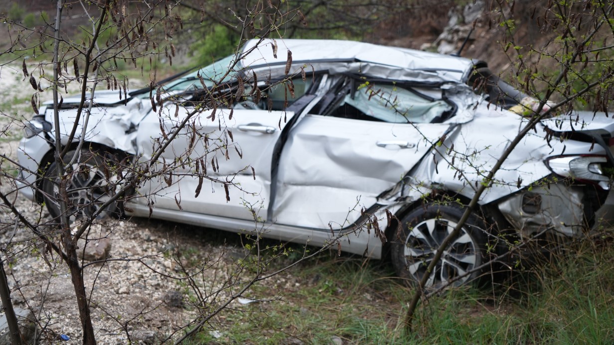 Tırın dorsesinin çarptığı otomobil şarampole savruldu: 4 yaralı