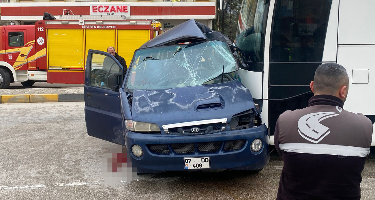Isparta’da yolcu otobüsüyle hafif ticari araç çarpıştı: 1 ölü, 2 yaralı