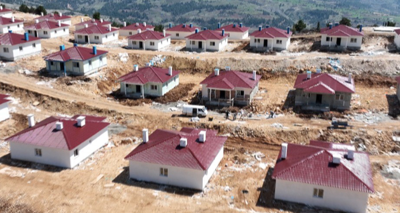 Depremin merkezinde köy evlerinin yapımı sürüyor