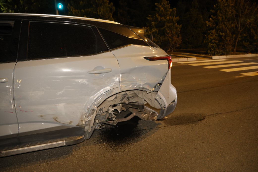 Kırmızı ışıkta bekleyen araçların arasına daldı, kaza sonrası kayıplara karıştı