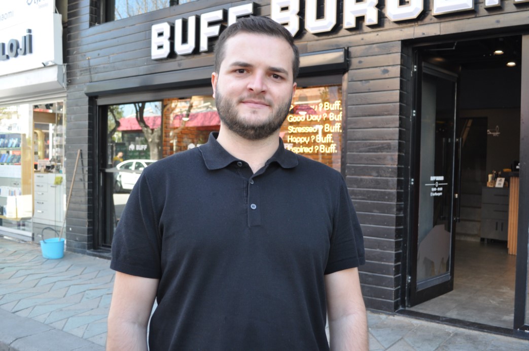 Milyonlarca borcu olan işletme sahibi içerisinde bulunduğu durumu mizaha vurdu