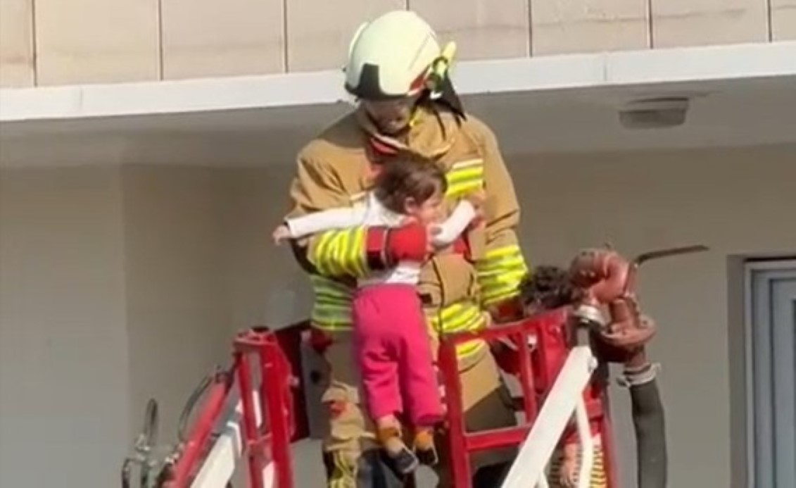 Turgutlu’da korkutan ev yangını, çocuklar yangın merdiveni ile tahliye edildi!