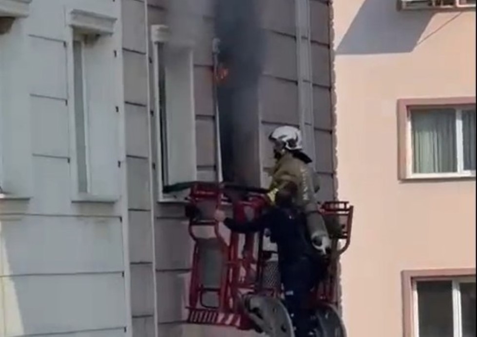 Turgutlu’da korkutan ev yangını, çocuklar yangın merdiveni ile tahliye edildi!