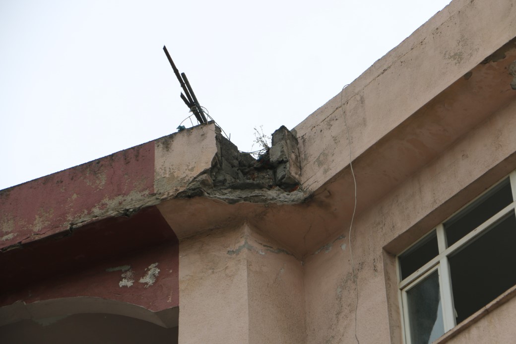Diyarbakır’da ağır hasarlı apartman tehlike saçıyor