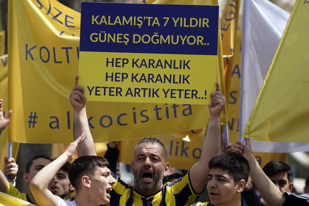 Fenerbahçe Divan Toplantısı sırasında bir grup taraftardan yönetime tepki