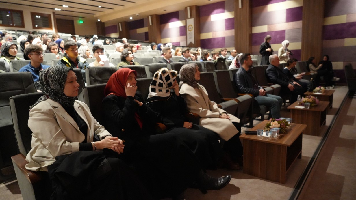 Bayrampaşa’da İngilizce münazara yarışması heyecanı