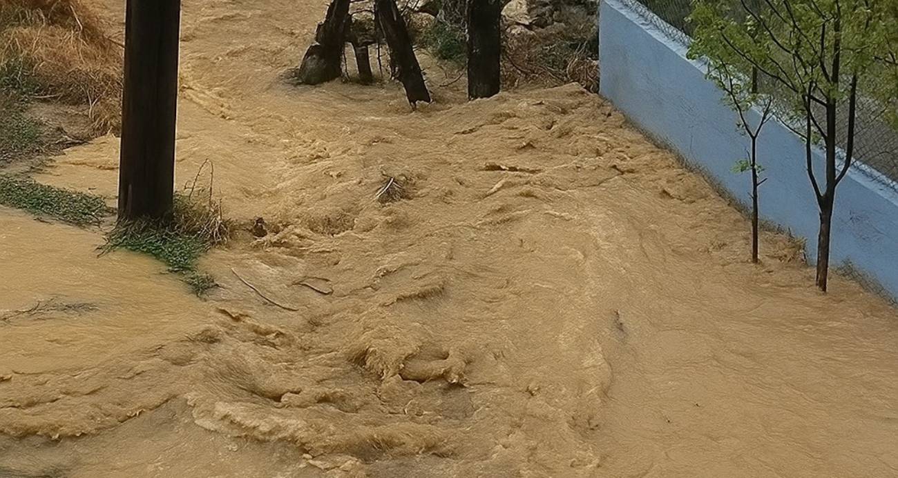 Sağanak yağış etkili oldu, köy yolu nehre döndü